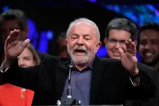 El expresidente de Brasil Luiz Inácio Lula da Silva habla a sus seguidores tras el cierre de las urnas en la segunda vuelta electoral en Sao Paulo, Brasil, el domingo 2 de octubre de 2022. 