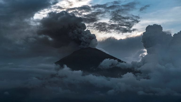 Alerta máxima en Bali: entró en erupción el volcán Agung