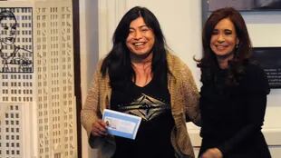 En 2012, Diana Sacayán recibió su nuevo DNI de la mano de Cristina Kirchner