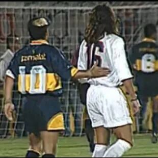 Foto para encuadrar: el apoyo de Diego en el amistoso entre Boca y la U
