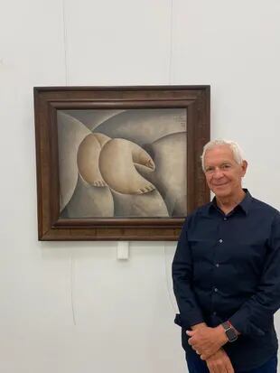 Eduardo Costantini con la obra Urso, del artista brasileño Vicente do Rego Monteiro