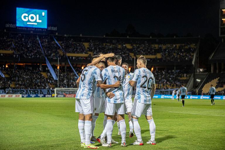 Los jugadores argentinos celebran con Ángel Di María su gol en el estadio Campeón del Siglo, en Montevideo; la conquista sirvió para vencer a Uruguay y quedar a las puertas de la clasificación a Qatar 2022