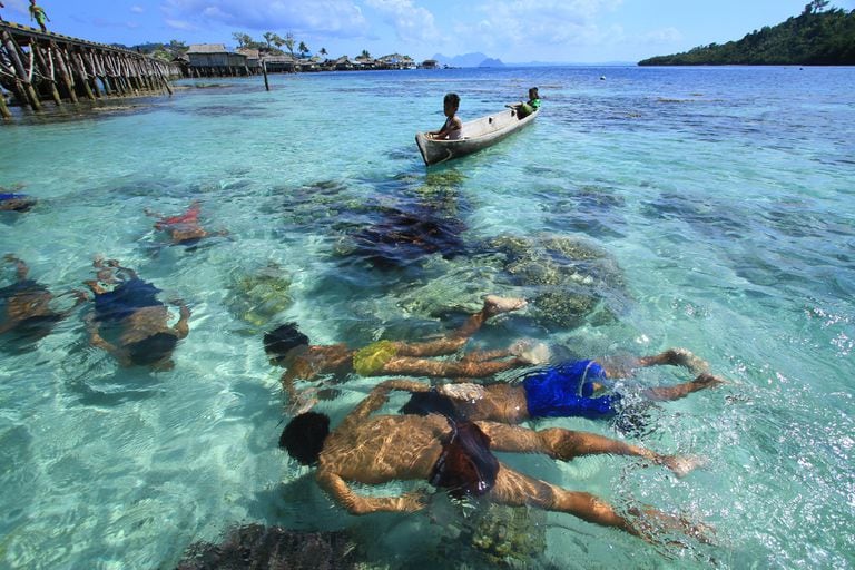 Algunos miembros de la etnia Bajau nadan en la isla de Papan, en Indonesia