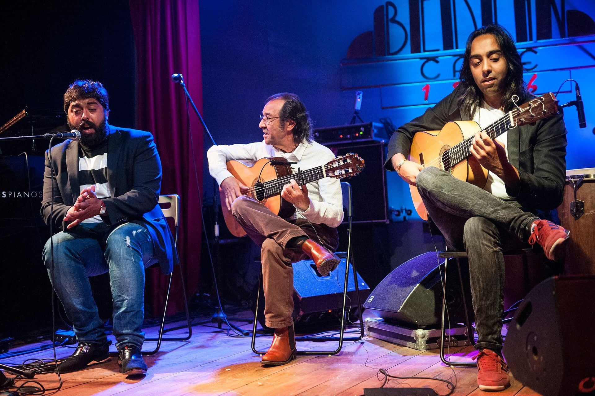 David de la Jacoba, Pepe Habichuela (el veterano guitarrista flamenco) y Carlos de la Jacoba, en una de las actuaciones en el Café Berlín de Madrid