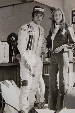 Con Peter Revson –heredero multimillonario de Revlon– durante la carrera de Fórmula 1 en Argentina en 1974.