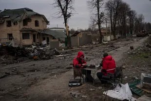 Dos técnicos intentan reestablecer internet en Bucha, a las afueras de Kiev