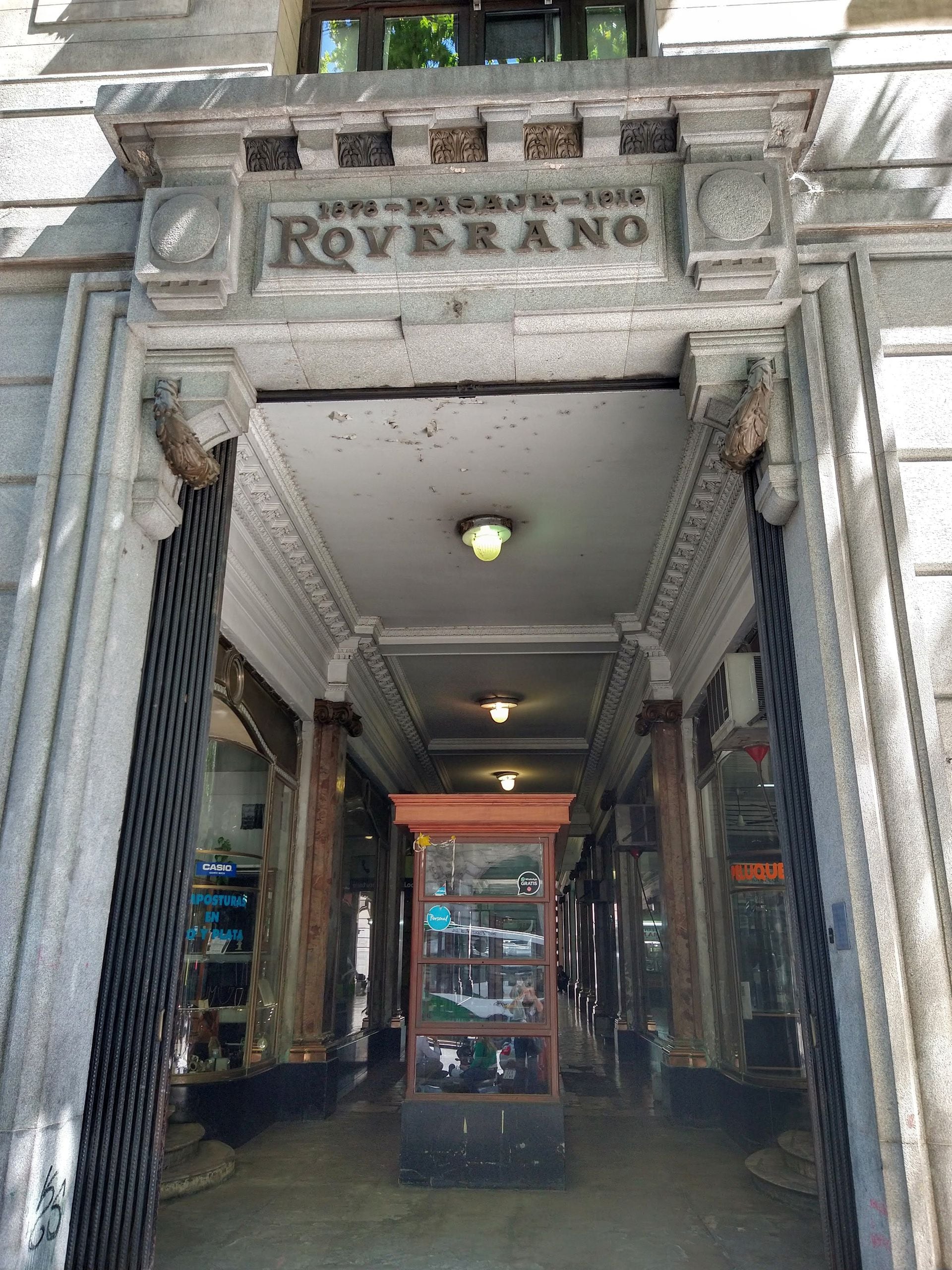 Ingreso al Pasaje Roverano desde Av. de Mayo. Se leen las dos fechas de inauguración. La del primer edificio, en 1878 y la del segundo, en 1918.