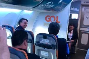 El regreso de Bolsonaro a Brasil: en el avión de Harry Potter y con hinchada en el aeropuerto