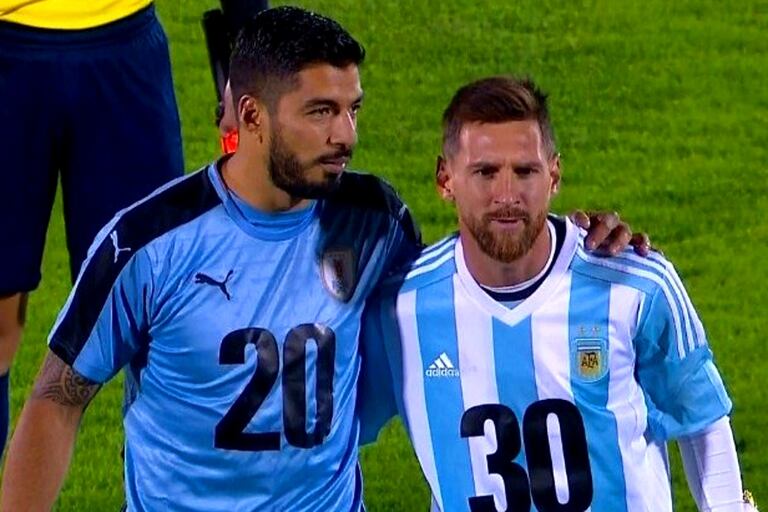 Luis Suárez y Lionel Messi tendrán que esperar para verse las caras con sus respectivos seleccionados; la Conmebol aplazó hoy la doble fecha de eliminatorias de marzo: Argentina y Uruguay iban a jugar el 26 en el estadio Madre de Ciudades, de Santiago del Estero.