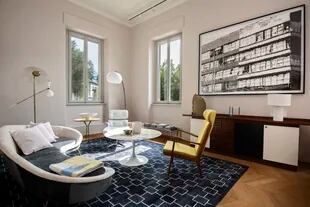 Poltronas Eames en cuero blanco y de Hans Wegner, tapizada en color mostaza.