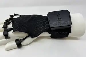 Así es el guante háptico que te permite tocar cosas virtuales como si fueran reales