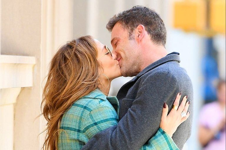 Jennifer Lopez y su novio Ben Affleck a los besos por las calles de Nueva York