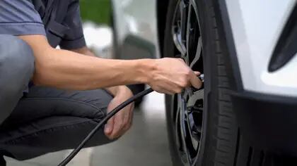 Controlar la presión de los neumáticos es una de las claves para preservar el estado del auto.