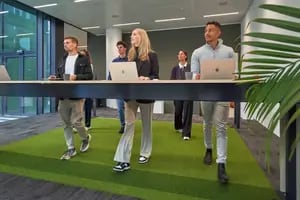 Cómo son las nuevas oficinas donde se puede trabajar y hacer ejercicio al mismo tiempo