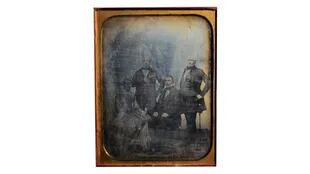 Charles De Forest Fredricks, Retrato grupal de la aristocracia porteña, Circa 1850. 21,5 x 16 cm. Daguerrotipo. Hilario Artes Letras & Oficios. Wunderkammer