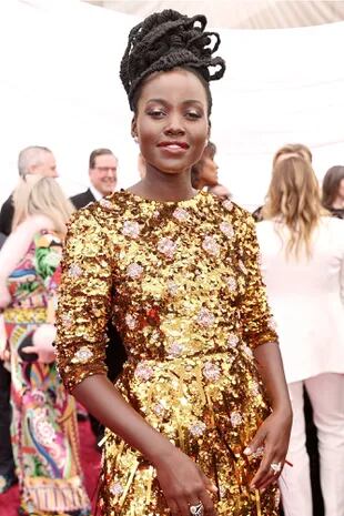 Lupita Nyong'o, otra de las presentadoras de la noche, optó por un vestido de lentejuelas doradas de Prada