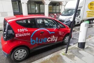 Una imagen cada vez más habitual: en una calle de la capital británica, un auto eléctrico de uso compartido recarga las baterías