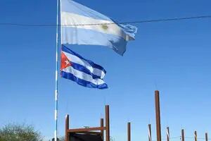 Analizan sancionar a una escuela por izar una bandera de Cuba