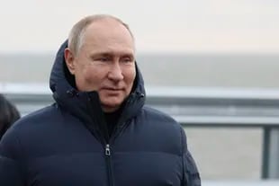Il presidente russo Vladimir Putin sul ponte di Crimea.
