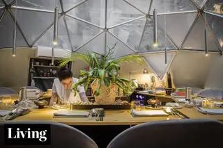 Es chef y decoradora de interiores y armó su restaurant dentro de un domo en el patio de un hotel