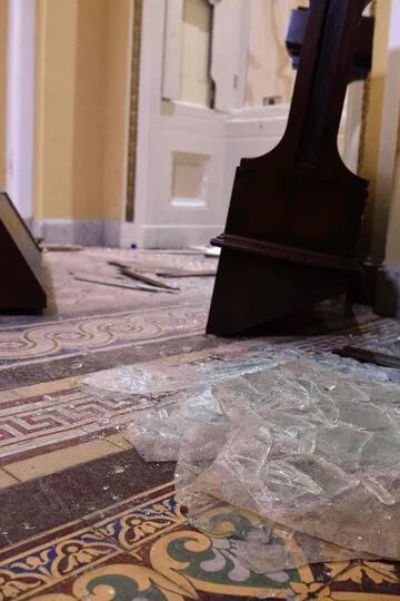 Bancos dados vuelta y vidrios rotos en el hall de entrada del Capitolio