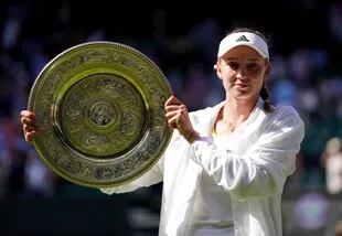 Elena Rybakina, la campeona de Wimbledon, y protagonista dentro de la polémica; nacionalizada kazaja hace cuatro años, la ganadora en el All England nació... en Rusia, el país sancionado por los británicos a causa de la invasión a Ucrania