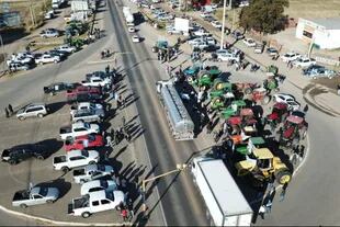 Tractores y camionetas en la concentración en Sinsacate, Córdoba