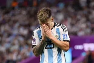 Lisandro Martínez es la imagen de desazón de Argentina tras los dos goles de Países Bajos que lograron empatar el marcador 