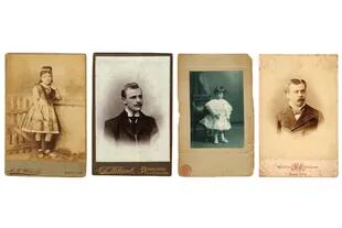 Diferentes fotos de niñas y adultos tomadas por Alexander Witcomb. Las direcciones y los socios que figuran en los distintos sellos permiten identificar de qué época datan las tomas.