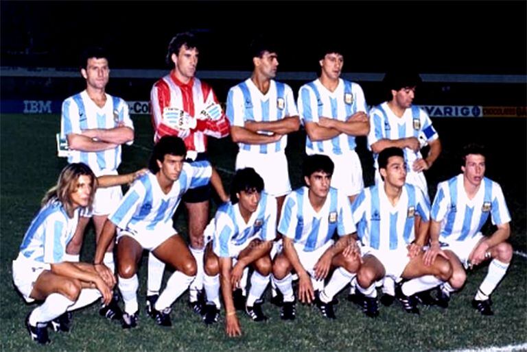 Argentina en la Copa América 1989, un mix entre los campeones del 86 y las nuevas camadas: Cuciuffo, Pumpido, Brown, Monzón y el capitán Maradona; abajo, Caniggia, Gorosito, el Negro Enrique, Hernán Díaz, Alfaro Moreno y Sensini  