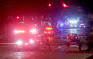 La policía investiga la escena de atropellamiento de varias personas en Waukesha, Wisconsin.