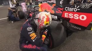 Max Verstappen no lo puede creer: se arrodilla frente a su Red Bull después de consagrarse campeón mundial por primera vez