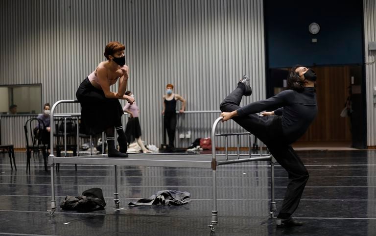 Los bailarines Natalia Pelayo y Marcone Fonseca, en un ensayo del Ballet Estable, que estrena este jueves una obra por el centenario de Ástor Piazzolla