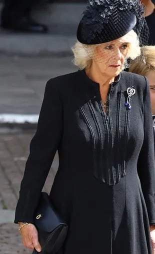 Camilla, la reina consorte, con un diseño de Fiona Clare Couture y un broche de diamantes en forma de corazón, que perteneció a la reina Victoria. 