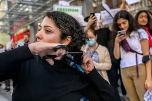 Por qué cortarse el pelo se convirtió en un símbolo de solidaridad con las mujeres iraníes
