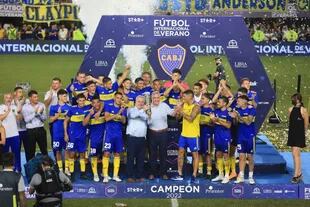 Boca festeja en el podio luego de vencer a San Lorenzo en la final del Torneo de Verano 2022