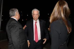 Mario Vargas Llosa llegando a la cena analu de la Fundación Libertad