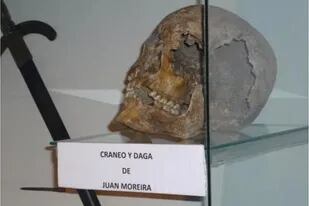 El cráneo, que fue objeto de estudio, y la daga de Juan Moreira, fue donado al museo de Luján
