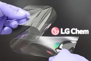 La durabilidad de las pantallas flexibles siempre ha sido motivo de preocupación; el desarrollo de LG Chem promete una protección similar a la de un vidrio convencional