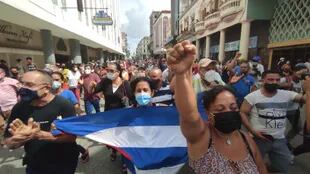 Miles de cubanos marcharon en julio por las calles de la pequeña localidad de San Antonio de los Baños en una protesta sin precedentes contra el gobierno, según videos de fanáticos publicados en Internet