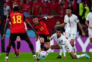 El belga Eden Hazard intentando controlar la pelota ante Marruecos, en Qatar 2022; ya no jugará en la selección