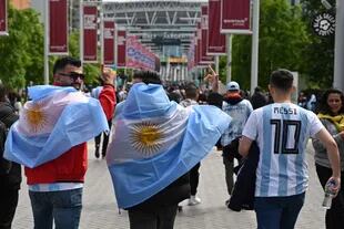 Hinchas argentinos llegando a Wembley