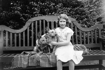 La princesa Isabel con dos perros corgi en su casa en 145 Piccadilly, Londres, en julio de 1936