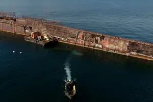 Como en el cine: el rescate de decenas de barcos hundidos en las costas griegas