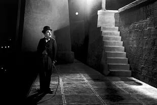 En Sur publicó la crítica a Luces de la ciudad, film de Chaplin: "Este visitadísimo film del espléndido inventor y protagonista de La quimera del oro, no pasa de una lánguida antología de pequeños percances, impuestos a una historia sentimental"
