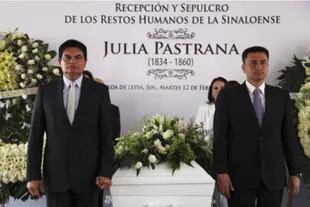 En febrero de 2013, con un emotivo homenaje de la comunidad, Julia Pastrana fue enterrada en el panteón histórico de la ciudad de Sinaloa de Leyva, en el estado mexicano de Sinaloa