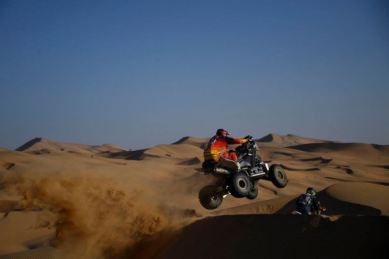 Pablo Copetti impulsa su quad durante la segunda etapa del Rally Dakar 2021 entre Bisha y Wadi Ad-Dawasir en Arabia Saudita, el 4 de enero de 2021