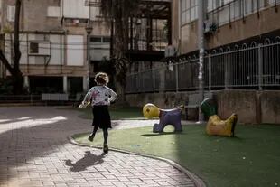 Una nena juega en el Centro para la Niñez y la Familia, fundado por Chaim Walder, en Bnei Brak  
