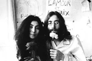 John Lennon y Yoko Ono en uno de sus famosos "bed in"