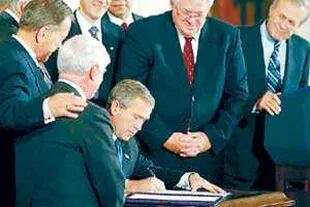 Bush firma la ley que otorga más fondos para Irak y Afganistán